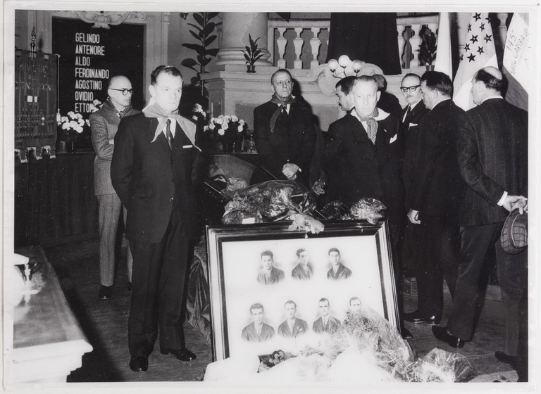 Gattatico-Reggio Emilia, 27-30 marzo 1970, Funerali di Alcide Cervi, camera ardente di Alcide nella Sala del Tricolore di Reggio Emilia, picchetto d'onore